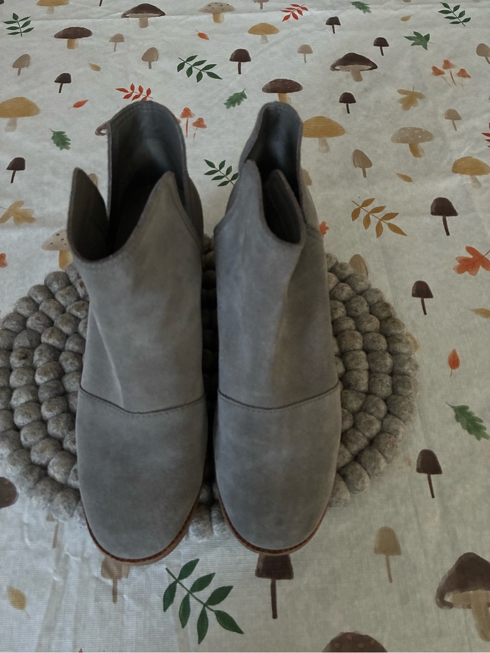 Sorel Suede Ankle Boots in Gray - Classic Slip-On Style woman’s size 7.5